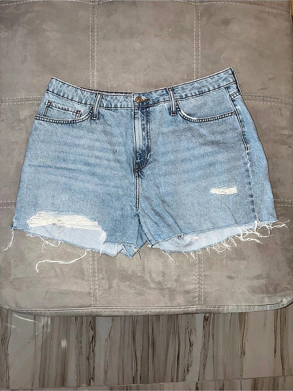 Forever 21 Women's Distressed Denim Jean Shorts in Blue Size 34